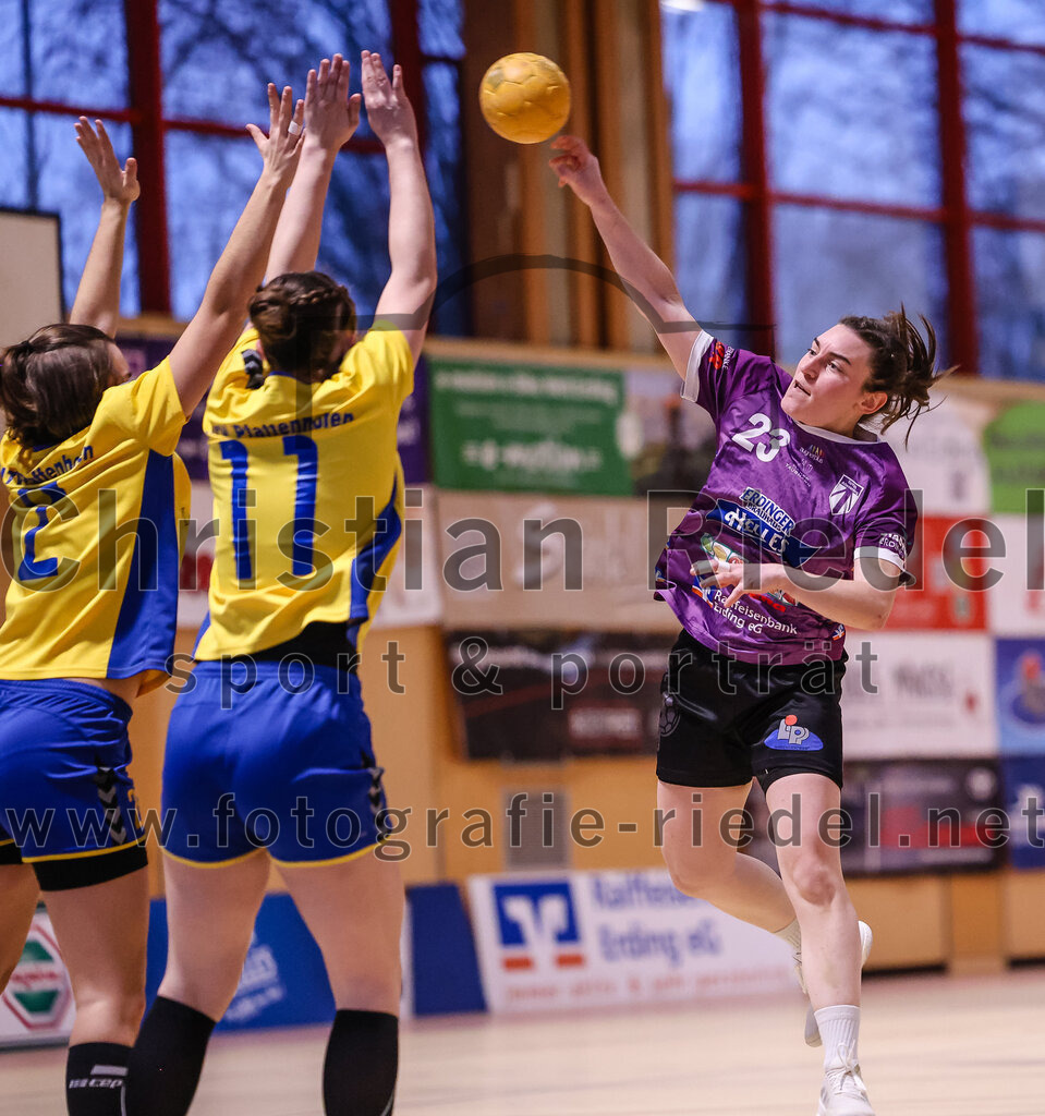 2025-02-15_032_SpVgg_Altenerding_gegen_MTV_Pfaffenhofen | Erding, Deutschland, 15.02.2025:Handball, Bezirksoberliga Frauen Altbayern 2024 / 2024, 14. Spieltag, SpVgg Altenerding gegen MTV Pfaffenhofen, Endergebnis: 27:23Magdalena Scherer (MTV Pfaffenhofen, #2), Leonie Sterz (MTV Pfaffenhofen, #11), Katharina Künstner (SpVgg Altenerding, #23)Foto: Christian Riedel / fotografie-riedel.net