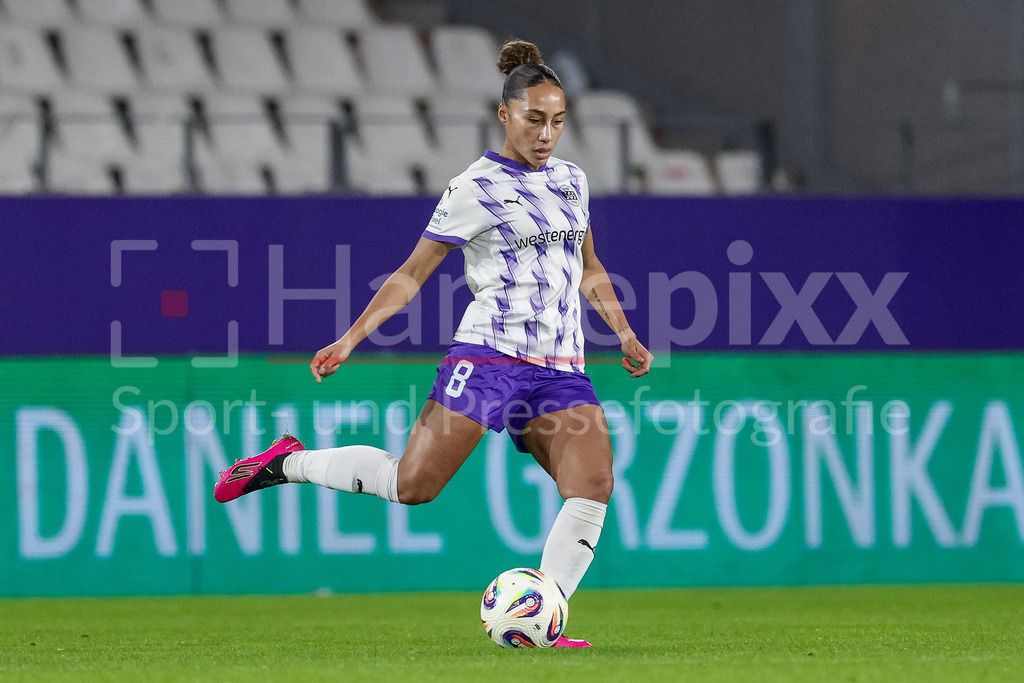 Fussball, Google Pixel Frauen-Bundesliga, SGS Essen - SV Werder Bremen | Vanessa Fürst (SGS Essen, 8) am Ball, Freisteller, Einzelbild, Ganzkörper, Aktion, Action, Spielszene, DIE DFB-RICHTLINIEN UNTERSAGEN JEGLICHE NUTZUNG VON FOTOS ALS SEQUENZBILDER UND/ODER VIDEOÄHNLICHE FOTOSTRECKEN. DFB REGULATIONS PROHIBIT ANY USE OF PHOTOGRAPHS AS IMAGE SEQUENCES AND/OR QUASI-VIDEO.