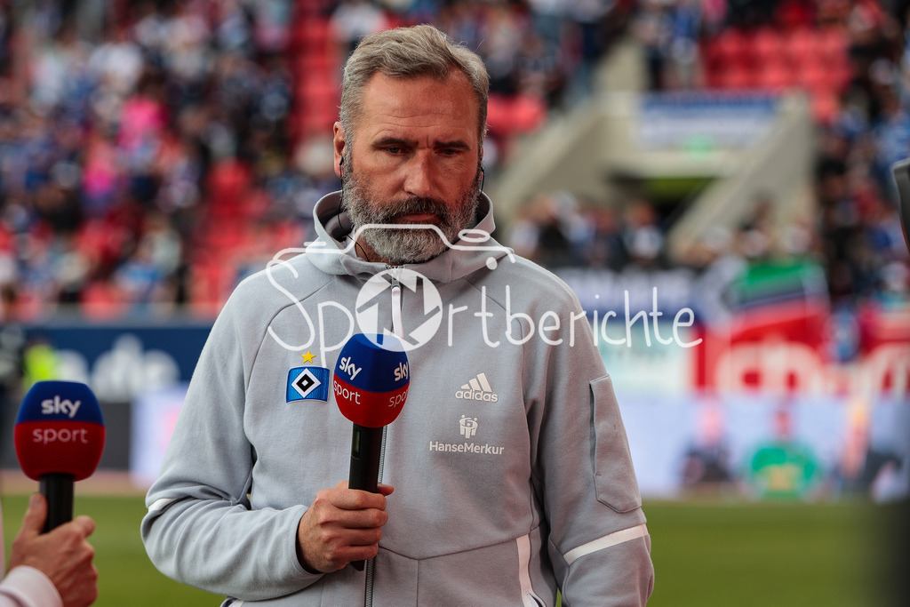 SSV Jahn Regensburg - Hamburger SV | HSV Trainer Tim Walter vor der Partie am Mikrofon von SKY / Interview / DFL REGULATIONS PROHIBIT ANY USE OF PHOTOGRAPHS AS IMAGE SEQUENCES AND/OR QUASI-VIDEO