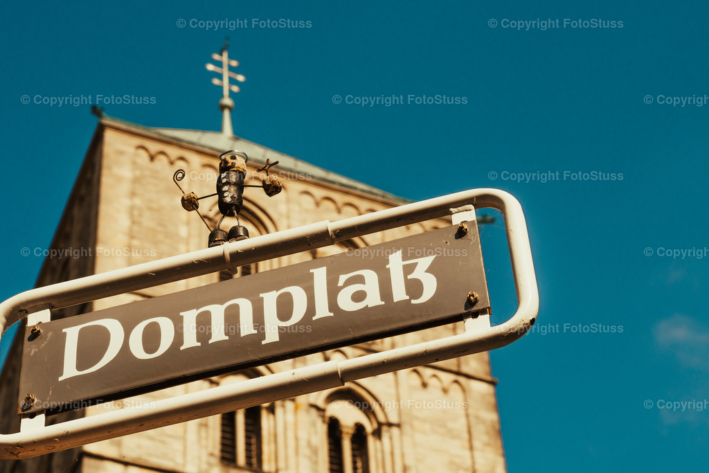 Straßenschild vor dem Dom in Münster Westfalen | Straßenschild "Domplatz" vor dem Dom in Münster Westfalen. - Realisiert mit Pictrs.com