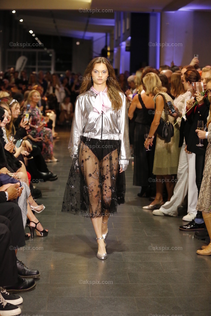 Deutschland: Fashionshow Silvermagic der brasilianischen Designerin Aline CELI während der Fashion Week Berlin | 08.09.2022, Berlin, Deutschland, Models laufen bei der Modenschau Silvermagic der brasilianischen Designerin Aline CELI während der Fashion Week Berlin im Autohaus König am 8. September 2022 in Berlin, Deutschland, über den Laufsteg.