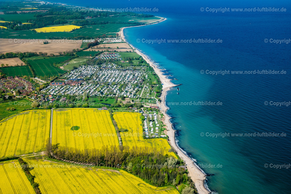 Waabs_Ostseecamping_ELS_6401010524 | WAABS 01.05.2024 Campingplatz mit Wohnwagen nach der Ostseesturmflut 2023, abrutschen der Steilküste in Waabs im Bundesland Schleswig-Holstein, Deutschland. // Campsite with caravan after the Baltic Sea storm surge in 2023, slipping off the cliffs in Waabs in the state Schleswig-Holstein, Germany. Foto: Martin Elsen