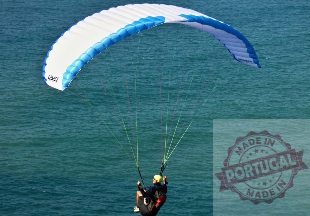 Paraglider flying over ocean, enjoying adventurous extreme sport | Person paragliding over blue ocean water, experiencing freedom and recreation - Realisiert mit Pictrs.com
