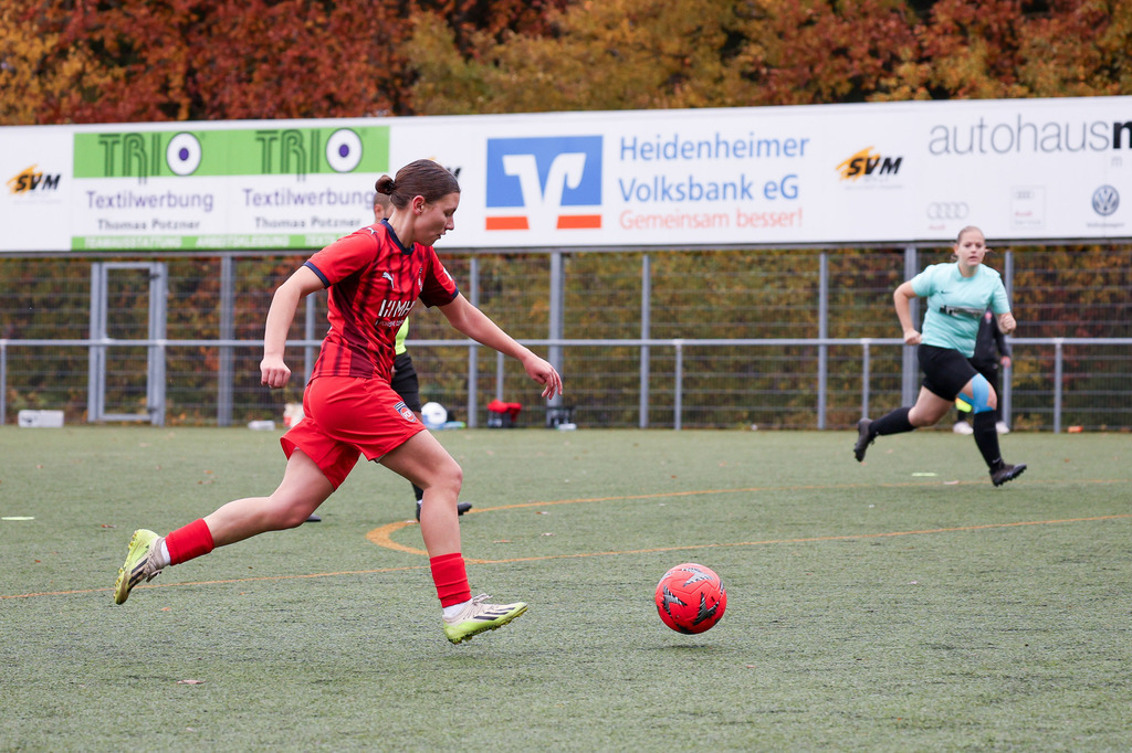 FCHWAS_251102_5547 | 1.FC Heidenheim 1846 II vs. SGM DJK-SV Wasseralfingen/Neuler, Fußball, Frauen, Bezirksliga, 2025/2026, 8. Spieltag, 02.11.2025 in Mergelstetten (Foto: Michael Bulling) - Realisiert mit Pictrs.com