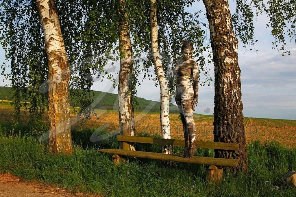 NatureArt-BIRKENBANK_9557b | Lebende Birke auf der Bank | #001 | Modell: Jana | Foto: Tschiponnique Skupin - Realisiert mit Pictrs.com