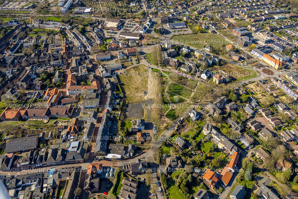Rees240312508 | Luftbild, Wohngebiet mit Wiesenflächen und Kreisverkehr am Stadtgarten, Rees, Nordrhein-Westfalen, Deutschland