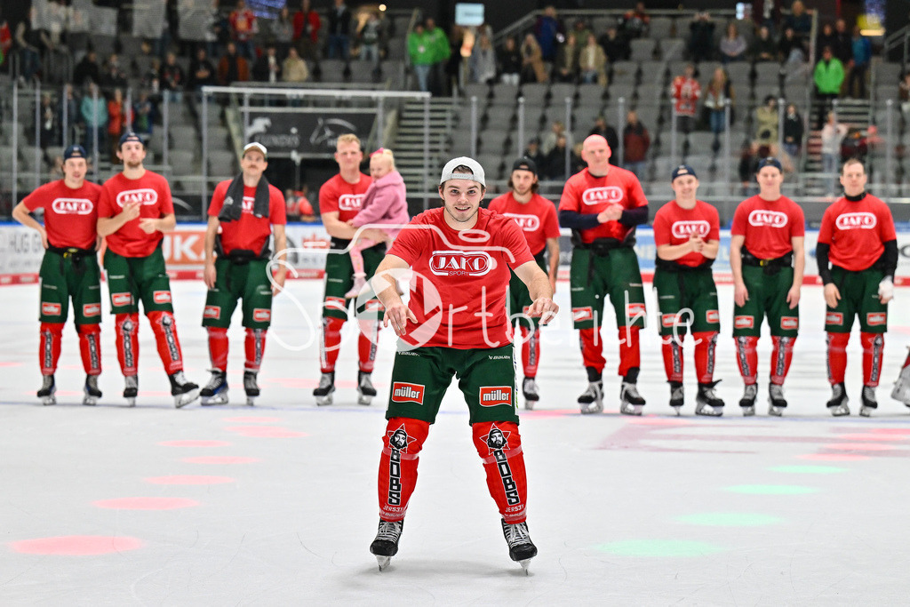Augsburger Panther - Löwen Frankfurt | Die Spieler des AEV feiern zusammen mit den Fans den Heimsieg gegen Frankfurt / DEL: Augsburger Panther - Löwen Frankfurt, Curt Frenzel Stadiom am 11.10.2024 / D. J. BUSDEKER (Augsburger Panther #14)
