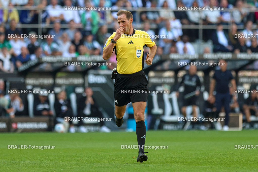 Borussia Mönchengladbach vs Hamburger SV - Bundesliga  | Mönchengladbach, Deutschland, 24.08.25:   Schiedsrichter Sascha Stegemann gestikuliert, Gestik waehrend des Spiels der Bundesliga zwischen Borussia Mönchengladbach vs Hamburger SV im Stadion im Borussia Park(Foto von Brauer-Fotoagentur / Adrian Schlueter)