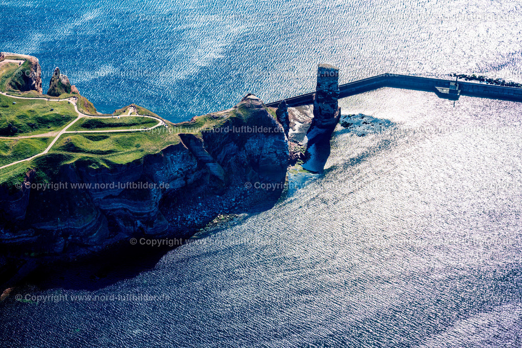 Helgoland_Lange_Anna_ELS_8055280824 | HELGOLAND 28.08.2024 Die freistehende Felsnadel / Brandungspfeiler Lange Anna auf Helgoland im Bundesland Schleswig-Holstein. Sie besteht aus rotem Buntsandstein. Weiterführende Informationen bei: Helgoland Tourismus-Service. // The detached rock needle / surf pillars Tall Anna on Helgoland in Schleswig-Holstein. Further information at: Helgoland Tourismus-Service. Foto: Martin Elsen