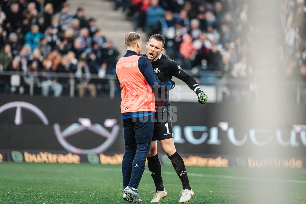 Fußball | Männer | Saison 2024/2025 | 2. Fußball-Bundesliga | 15. Spieltag | Hamburger SV vs. SV Darmstadt 98 | 08.12.2024 | Marcel Schuhen (#1, SV Darmstadt 98) jubelt nach dem 2:2 Tor