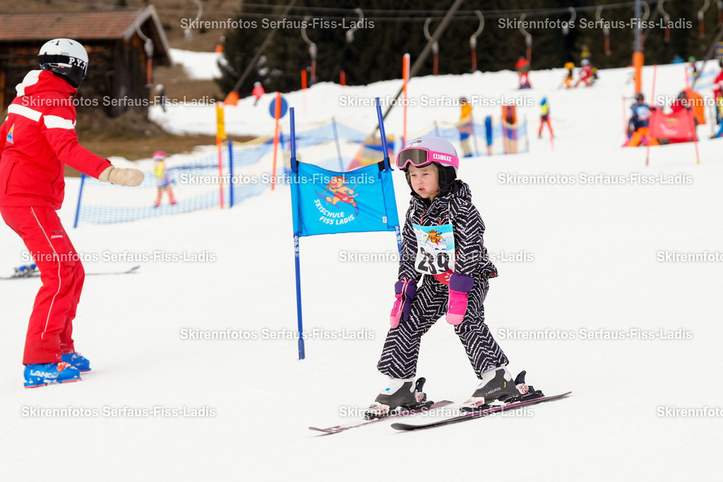 SRF_02.01.2026_0325 | Skirennfotos,Serfaus,Fiss,Ladis,Kinderskirennen,Winter,Tirol,Oberland,skirace,SFL,feelfree,weil wir's genießen,ski,Ski,skifahren,Sonnenplateau, - Realisiert mit Pictrs.com