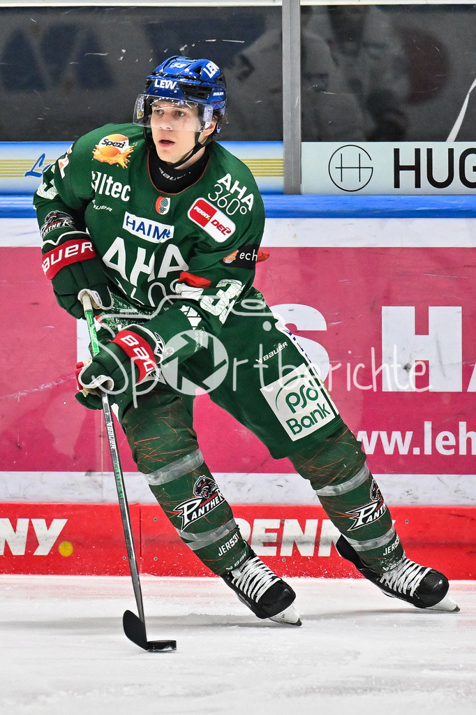 Augsburger Panther - Adler Mannheim | AUGSBURG, GERMANY - 28. DECEMBER: am Puck Tim WOHLGEMUTH (Augsburger Panther 33) / Einzelfoto / Freisteller während dem Match zwischen den Augsburger Panthern und den Adler Mannehim am 33. Spieltag der Penny DEL im Curt Frenzel Stadion
