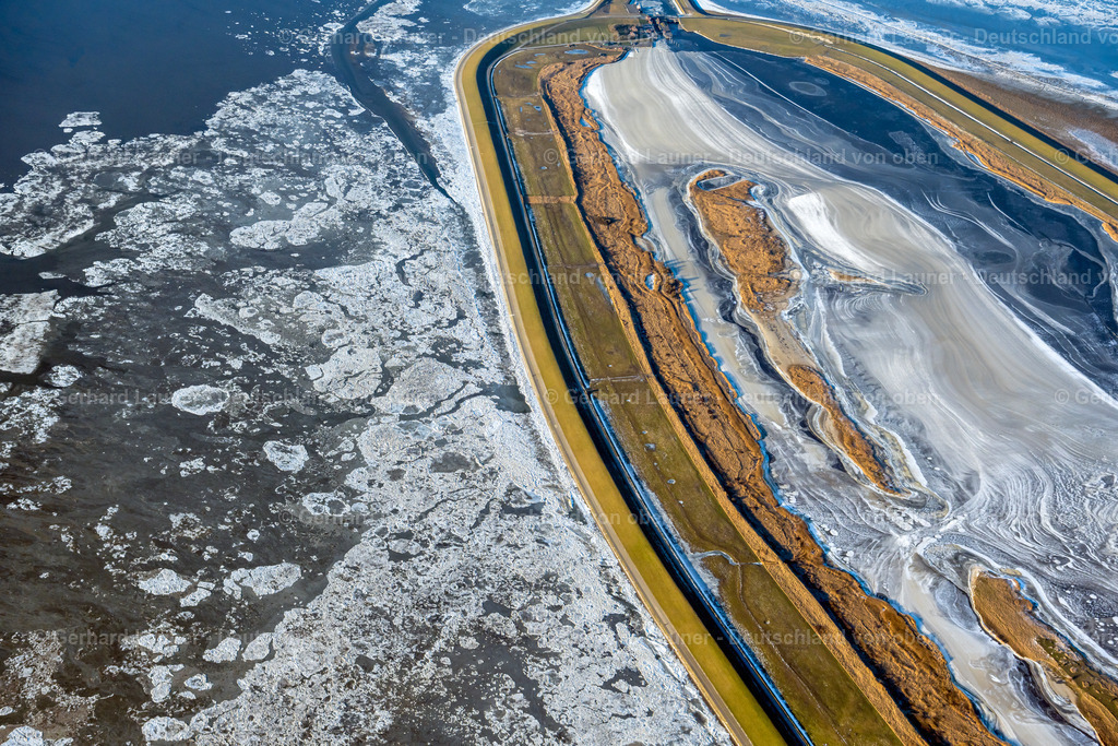 4044083 | Naturschutzgebiet Leyhörner Sieltief 13.02.2021 Winterlich schneebedeckte Rückhaltebecken und Wasserspeicher " Speicherbecken Leyhörn " in Krummhörn im Bundesland Niedersachsen, Deutschland. // Wintry snowy retention basin and water storage Leyhoern in Krummhoern in the state Lower Saxony, Germany. Foto: Gerhard Launer
