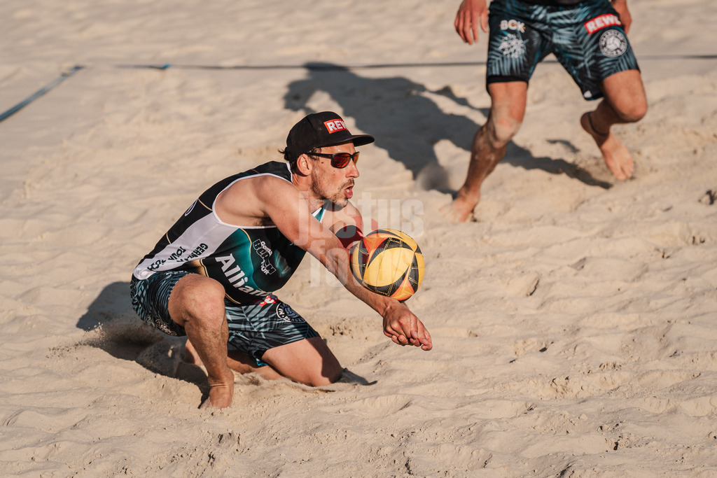Beachvolleyball | Männer | Allianz German Beach Tour 2025 | Tourstop Bremen | 12.06.2025 | Nejc Zemljak nimmt den Ball an