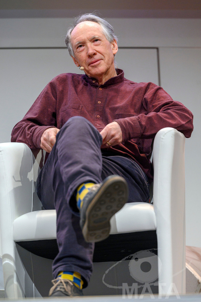 _DWA4819 | Ian McEwan bei der lit.Cologne 2023 Veranstaltung 'Ian McEwan. Ein Jahrhundertschriftsteller gibt Auskunft' in der Flora Köln.. Köln, 07.03.2023 - Realisiert mit Pictrs.com