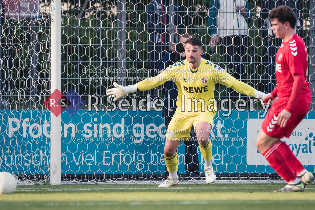 RS-1-112400 | Arne Exner (#22, EN03, Torwart) mit ausgebreiteten Armen im Tor
