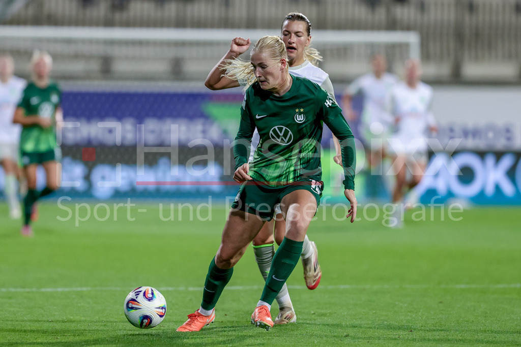 Fussball, Google Pixel Frauen-Bundesliga, VfL Wolfsburg - SV Werder Bremen | v.li.: Camilla Küver (VfL Wolfsburg, 16) und Medina Desic (SV Werder Bremen, 9) im Zweikampf, Duell, Dynamik, Aktion, Action, Spielszene, DIE DFB-RICHTLINIEN UNTERSAGEN JEGLICHE NUTZUNG VON FOTOS ALS SEQUENZBILDER UND/ODER VIDEOÄHNLICHE FOTOSTRECKEN. DFB REGULATIONS PROHIBIT ANY USE OF PHOTOGRAPHS AS IMAGE SEQUENCES AND/OR QUASI-VIDEO.