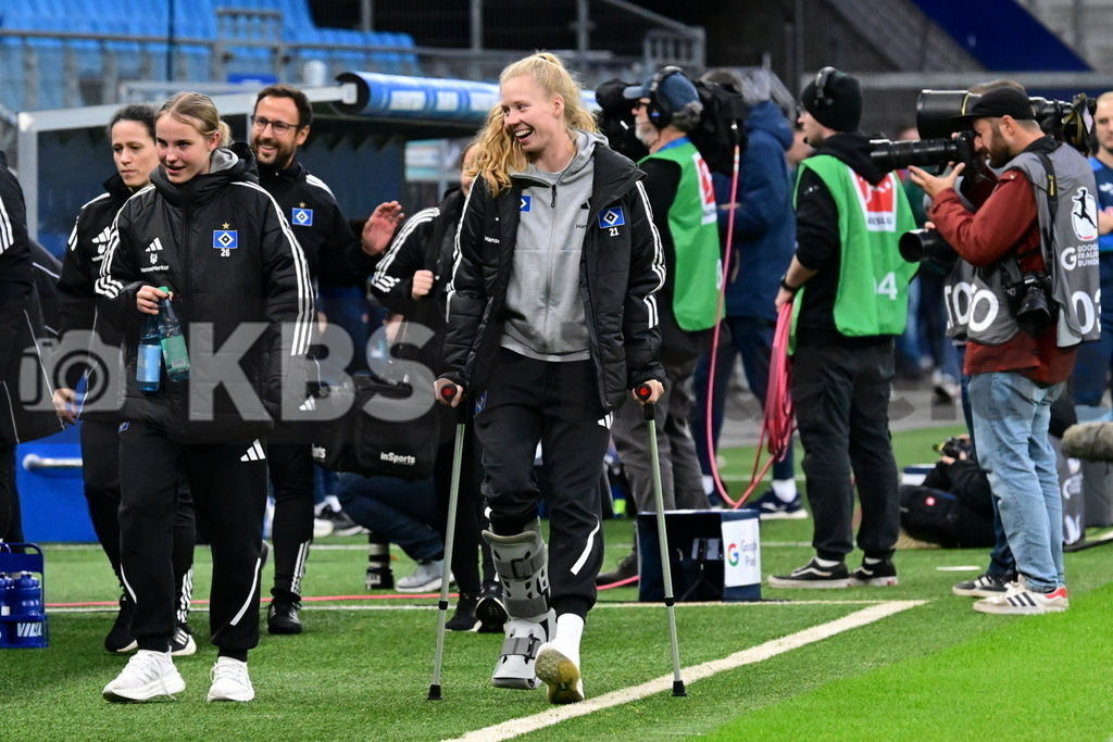 KBS Picture_HSV-Hoffenheim_Frauen_012 | Doenges Jacqueline (HSV Frauen) auf Kruecken ,Sportplatz :  Volksparkstadion, - Realisiert mit Pictrs.com