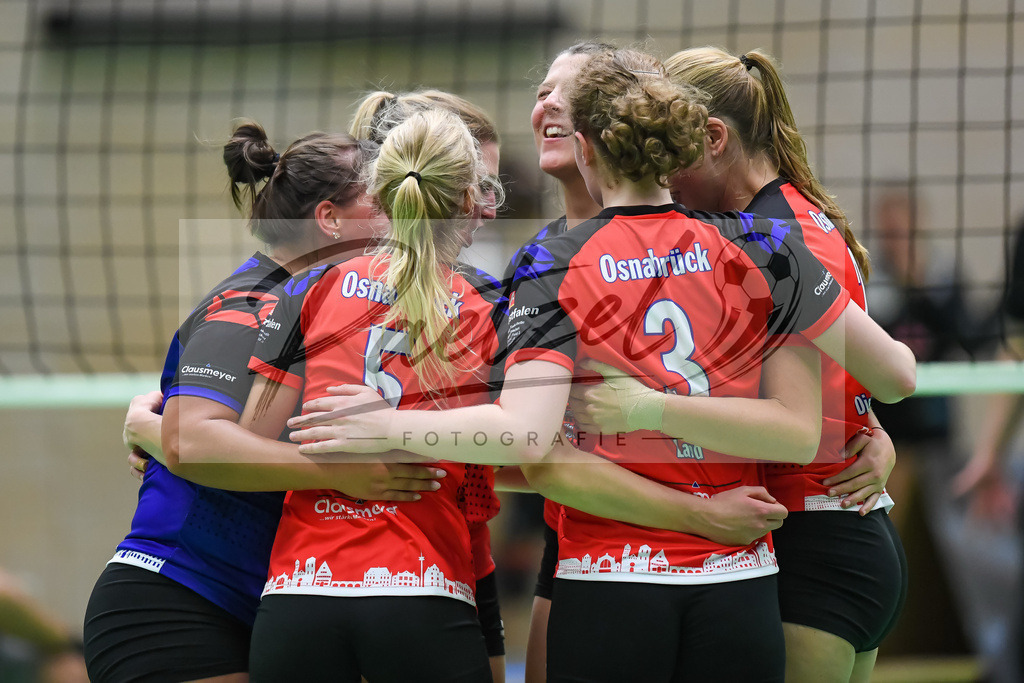 VCOBWA20211106_170 | Volleyball, Frauen:   bei dem Spiel der 3. Liga West zwischen VC Osnabrueck und SV BW Aasee in der Schlosswallhalle am 06.11.2021 in Osnabrueck, Deutschland. - Realisiert mit Pictrs.com