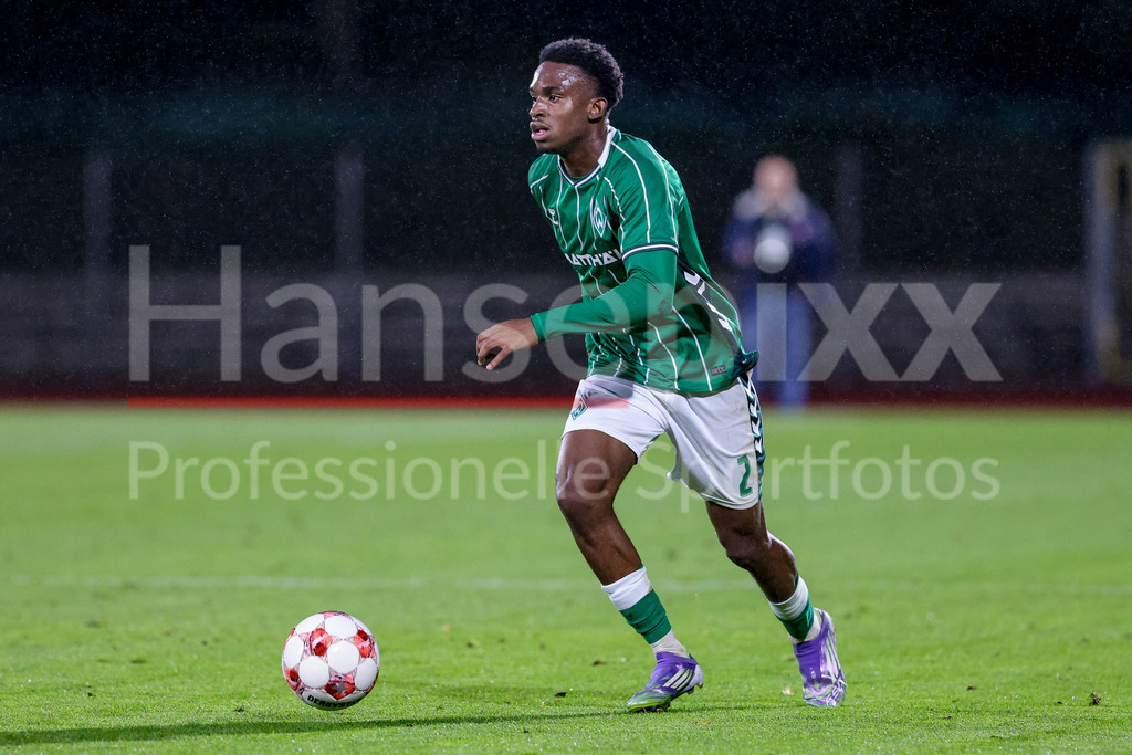 Fussball, Regionalliga Nord, SV Werder Bremen II - FC Eintracht Norderstedt | David Igboanugo (SV Werder Bremen II, 2) am Ball, Einzelbild, Ganzkörper, Aktion, Action, Spielszene
