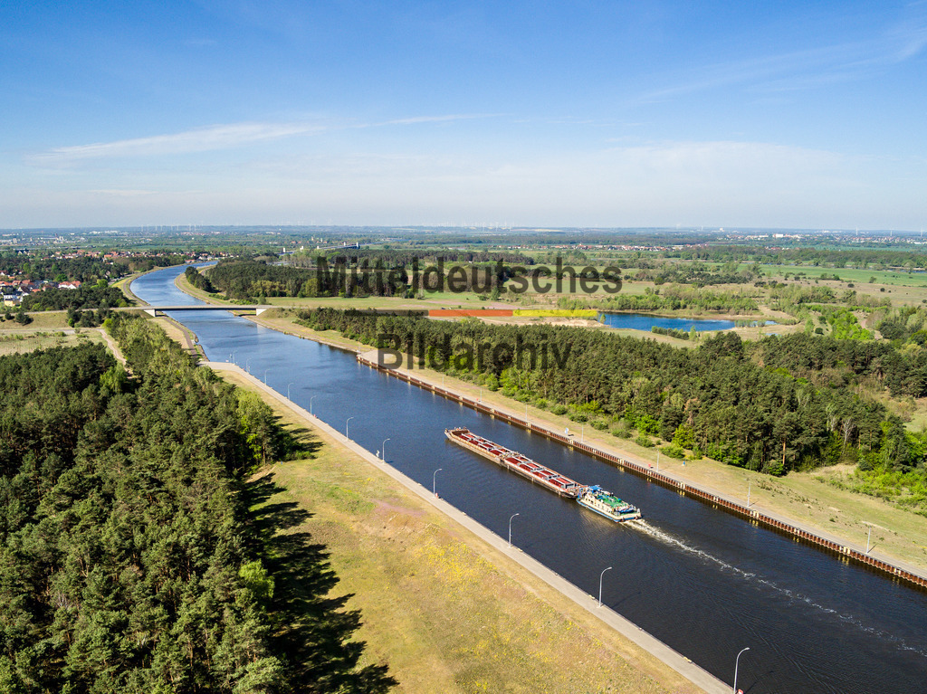 Schleuse Hohenwarthe-0083 | Mittellandkanal mit Schiff bei Hohenwarthe - Realisiert mit Pictrs.com