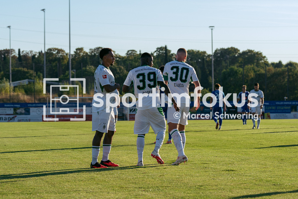 SSVg Velbert 02 – Borussia Mönchengladbach | Mathieu Nguefack (Borussia Mönchengladbach), Iaia Manco Danfa (Borussia Mönchengladbach) und Nico Elvedi (Borussia Mönchengladbach) beim gemeinsamen Torjubel. Testspiel zwischen der SSVg Velbert 02 und Borussia Mönchengladbach in Velbert, 12.08.2026. Endstand: 0:8. sportimfokus / Marcel Schwering - Realisiert mit Pictrs.com