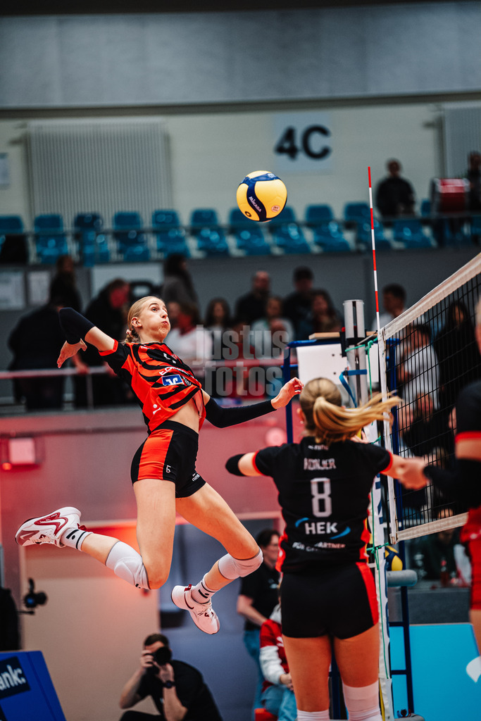 Volleyball | Frauen | Saison 2025/2026 | Volleyball Bundesliga | ETV Hamburger Volksbank Volleys vs. Dresdner SC | 15.11.2025 | Anna Hartig (#5, ETV Hamburger Volksbank Volleys) beim Aufwärmen