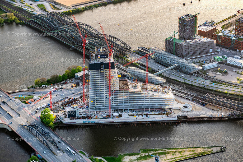Hamburg_Elbtower_Baustelle_ELS_1841140424 | HAMBURG 14.04.2024 Baustelle zum Neubau des Hochhaus- Gebäudekomplexes " Elbtower " an der Zweibrückenstraße zwischen Oberhafenkanal und Norderelbe im Ortsteil HafenCity in Hamburg, Deutschland. Weiterführende Informationen bei: Adolf Lupp GmbH + Co KG,  Akustik-Ingenieurbüro Moll GmbH,  BTB Betontechnik GmbH,  David Chipperfield Architects - Gesellschaft von Architekten mbH,  Deutsche Doka Schalungstechnik GmbH,  Ed. Züblin AG,  Implenia AG,  LV Baumanagement AG,  NOBU HOTELS CORPORATE OFFICE,  SIGNA HOLDING GMBH. // Construction site for new high-rise building complex " Elbtower " on Zweibrueckenstrasse between Oberhafenkanal and Norderelbe in the district HafenCity in Hamburg, Germany. Further information at: Adolf Lupp GmbH + Co KG,  Akustik-Ingenieurbuero Moll GmbH,  BTB Betontechnik GmbH,  David Chipperfield Architects - Gesellschaft von Architekten mbH,  Deutsche Doka Schalungstechnik GmbH,  Ed. Zueblin AG,  Implenia AG,  LV Baumanagement AG,  NOBU HOTELS CORPORATE OFFICE,  SIGNA HOLDING GMBH. Foto: Martin Elsen