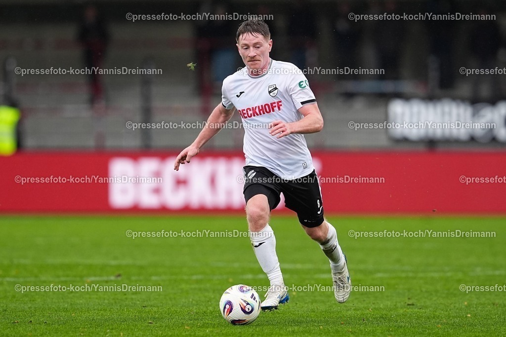 xYDRx25102501124 | 25.10.2025, xydrx, Fußball, 3.Liga, SC Verl - SSV Ulm 1846, Saison 2025 2026, Sportclub Arena: Dennis Waidner (SC Verl #8)  DFB regulations prohibit any use of photographs as image sequences and or quasi-video.