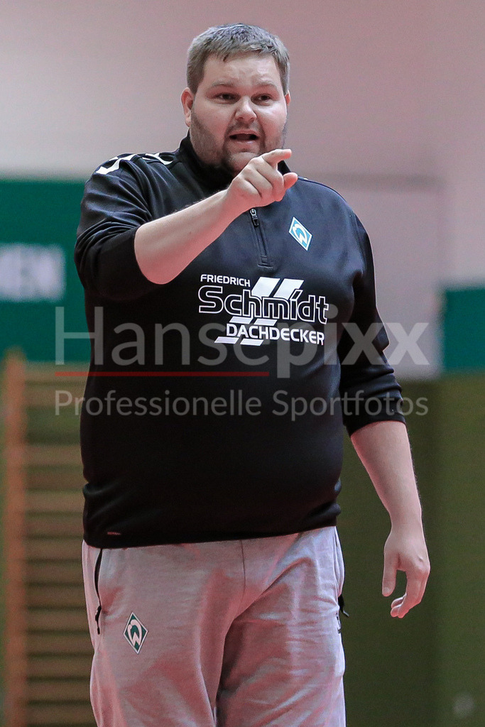Handball, 2. Bundesliga Frauen, Training SV Werder Bremen | v.li.: Timm Dietrich (Trainer, Cheftrainer, SV Werder Bremen) gibt Anweisungen, gestikuliert, mit den Armen gestikulieren, Portrait, Nahaufnahme, Einzelfoto, Einzelbild