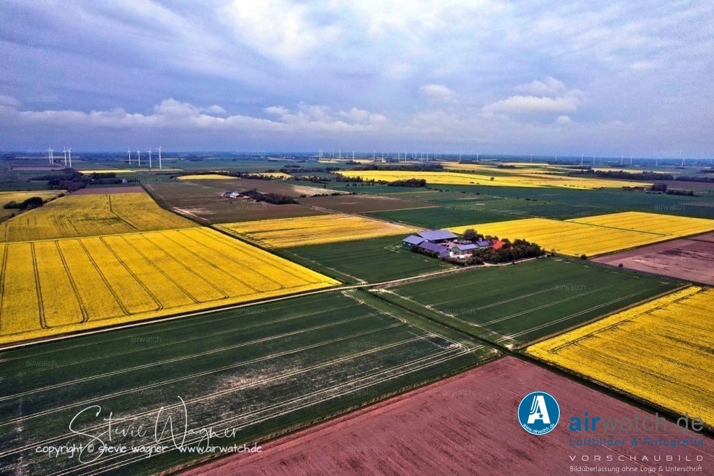 Luftbilder Galmsbuellkoog - Nordfriesland | Luftbilder Galmsbuellkoog - Die Eindeichung von Galmsbüllkoog brachte den lokalen Landwirten und Siedlern großzügige Landzuweisungen ein, die nach ihrer finanziellen Beteiligung an den Deichbau- und Landgewinnungsarbeiten verteilt wurden. Das neugewonnene Land galt als das fruchtbarste im ganzen Königreich, was den am Deichbau Beteiligten einen großen Gewinn einbrachte.