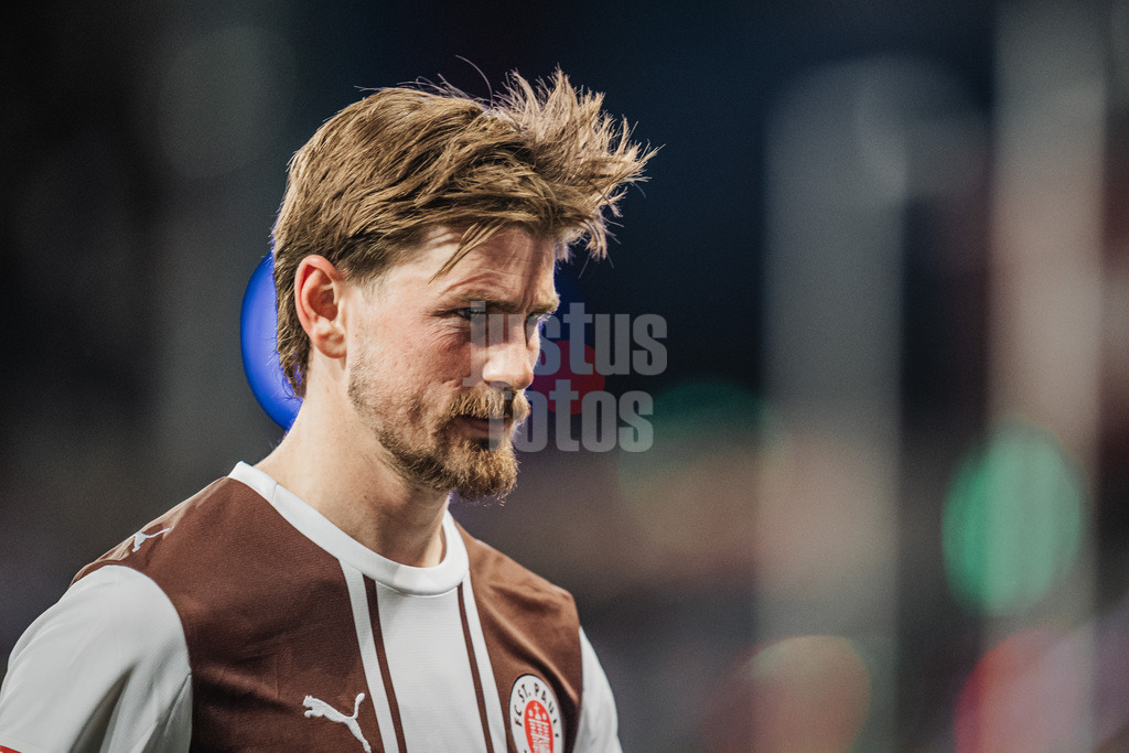 Fußball | Männer | Saison 2025/2026  | Fußball-Bundesliga | 29. Spieltag | FC St. Pauli vs. FC Bayern München | 11.04.2026 | Connor Metcalfe (#24, FC St. Pauli) enttäuscht nach dem Spiel
