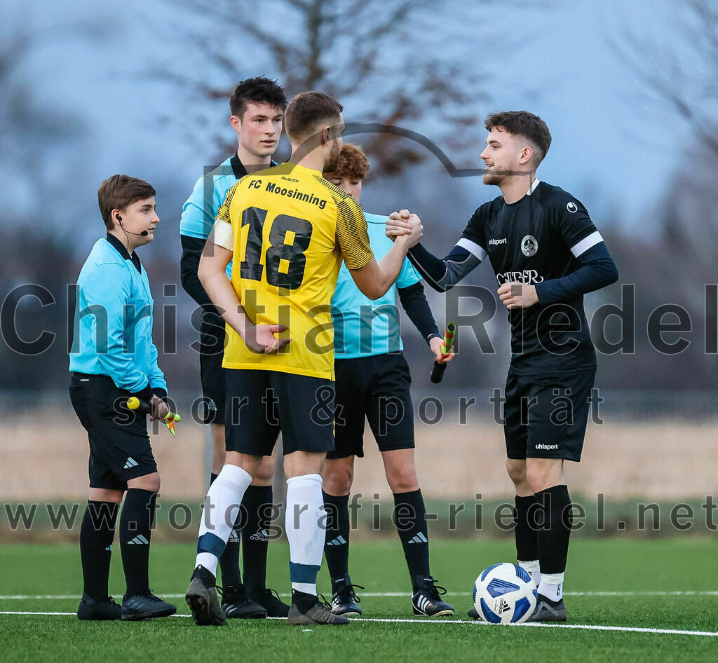 2024-02-17_005_FC_Herzogstadt_gegen_FC_Moosinning_II | Erding, Deutschland, 17.02.2024:
Fußball, Kreisklasse 2023 / 2024, Testspiel, FC Herzogstadt gegen FC Moosinning II, Endergebnis: 2:2

Schiedsrichter Sean O'Regan, Stefan Erl (FC Moosinning, #18), Daniel Karamatic (FC Herzogstadt, #10)

Foto: Christian Riedel / fotografie-riedel.net
