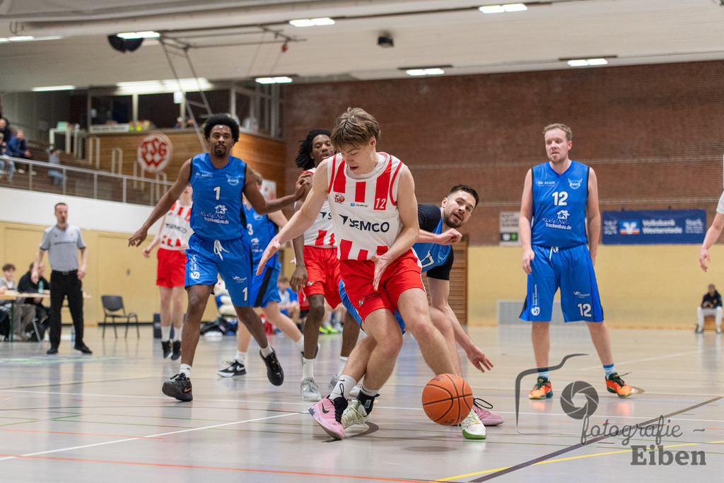 TSG Westerstede-Fortuna Logabirum | Basketball 2. Regionalliga; TSG Westerstede 2 (weiß)- Fortuna Logabirum (blau) am 12.12.2025 in Westerstede (Hössensportzentrum), Photo: Philip Eiben 2025 - Realisiert mit Pictrs.com