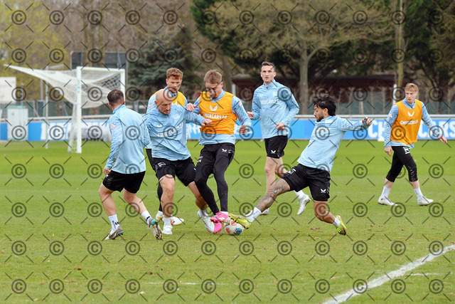 RGE_8666b | Hertha BSC, 2.Bundesliga, Herren, Training, Saison 2025/26, in der Mitte Toni Leistner ( Hertha BSC ),  Mittwoch 25.03. 2026,   Fotograf:   Ralf Gebhardt - Realisiert mit Pictrs.com