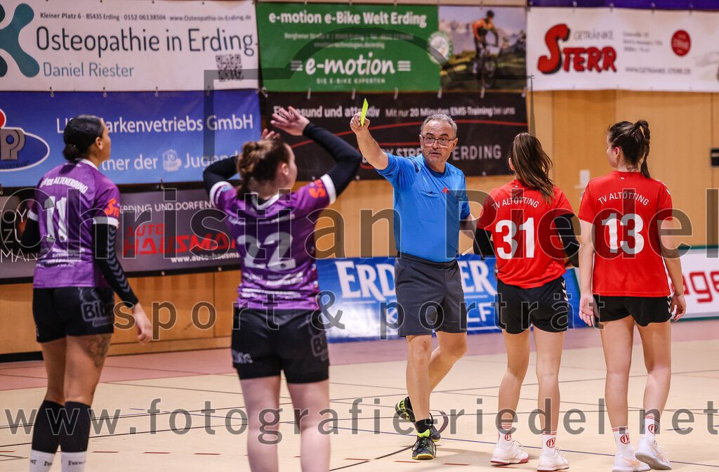 2025-01-18_007_SpVgg_Altenerding_gegen_TV_Altoetting | Erding, Deutschland, 18.01.2025:Handball, Bezirksoberliga Frauen Altbayern 2024 / 2024, 11. Spieltag, SpVgg Altenerding gegen TV Altötting, Endergebnis: 19:24Nikayla Alston (SpVgg Altenerding, #11), Johanna Taubmann (SpVgg Altenerding, #22), Sarah Greilinger (TV Altötting, #31), Stefanie Koller (TV Altötting, #13)Foto: Christian Riedel / fotografie-riedel.net
