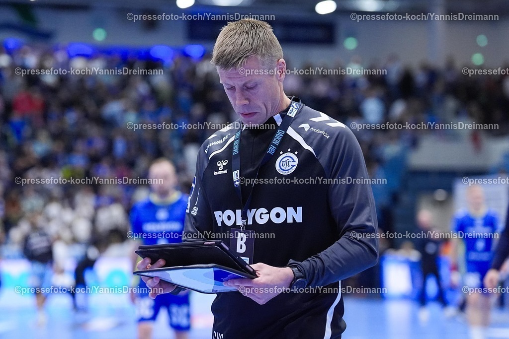 xYDR09102501241 | 09.10.2025, xydrx, Handball, 1.HBL, VFL Gummersbach - HC Erlangen, Schwalbe-Arena: Johannes Sellin (Cheftrainer HC Erlangen) schaut auf seine Notizen