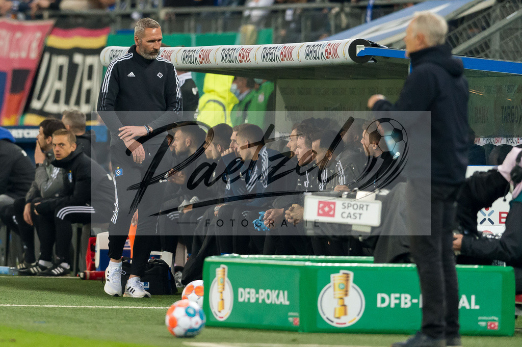 HSVSCF20220419_089 | Fussball, Herren: Trainer Tim Walter (Hamburger SV) schaut beim DFB-Pokal-Halbfinalspiel zwischen Hamburger SV und SC Freiburg im Volksparkstadion am 19.04.2022 in Hamburg, Deutschland.DFB / DFL REGULATIONS PROHIBIT ANY USE OF PHOTOGRAPHS AS IMAGE SEQUENCES AND/OR QUASI-VIDEO. - Realisiert mit Pictrs.com