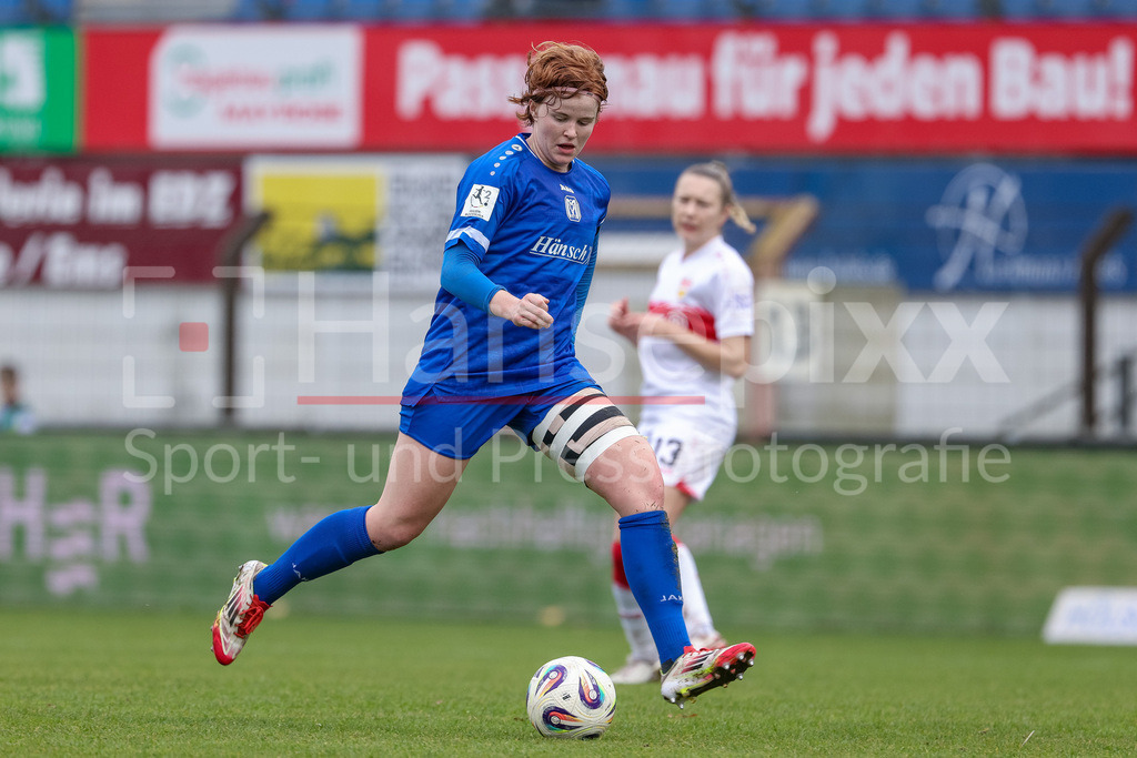 Fussball, 2. Frauen-Bundesliga, SV Meppen - VfB Stuttgart | Lena Göppel (SV Meppen, 5) am Ball, Freisteller, Einzelbild, Ganzkörper, Aktion, Action, Spielszene, DIE DFB-RICHTLINIEN UNTERSAGEN JEGLICHE NUTZUNG VON FOTOS ALS SEQUENZBILDER UND/ODER VIDEOÄHNLICHE FOTOSTRECKEN. DFB REGULATIONS PROHIBIT ANY USE OF PHOTOGRAPHS AS IMAGE SEQUENCES AND/OR QUASI-VIDEO.