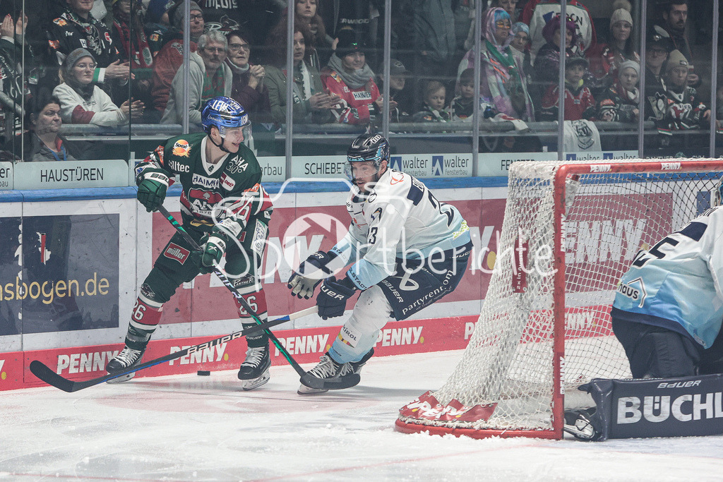 Augsburger Panther - ERC Ingolstadt | Samuel SORAMIES (AEV #26) im Duell mit Maurice EDWARDS (ING #23)