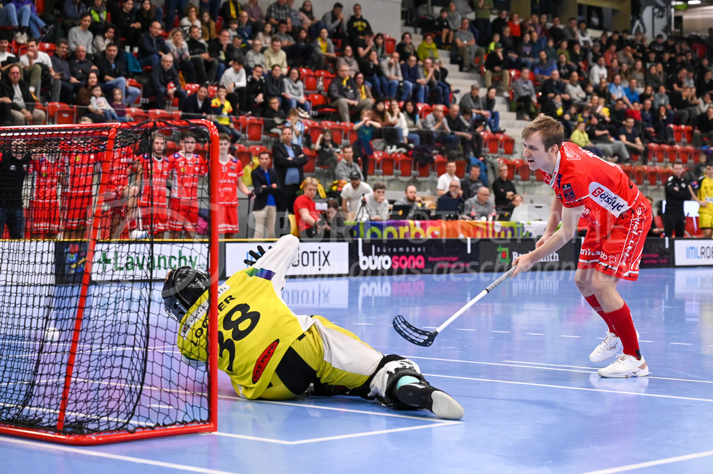 HC Rychenberg vs Floorball Köniz - 18. Dezember 2022 | HC Rychenberg vs Floorball Köniz
AXA Arena, Winterthur
Philemon Hammer (#14 Floorball Köniz) scheitert an Luca Locher (#38 HC Rychenberg).
Bild: Sportfotografie Markus Aeschimann | www.markus-aeschimann.ch - Realisiert mit Pictrs.com