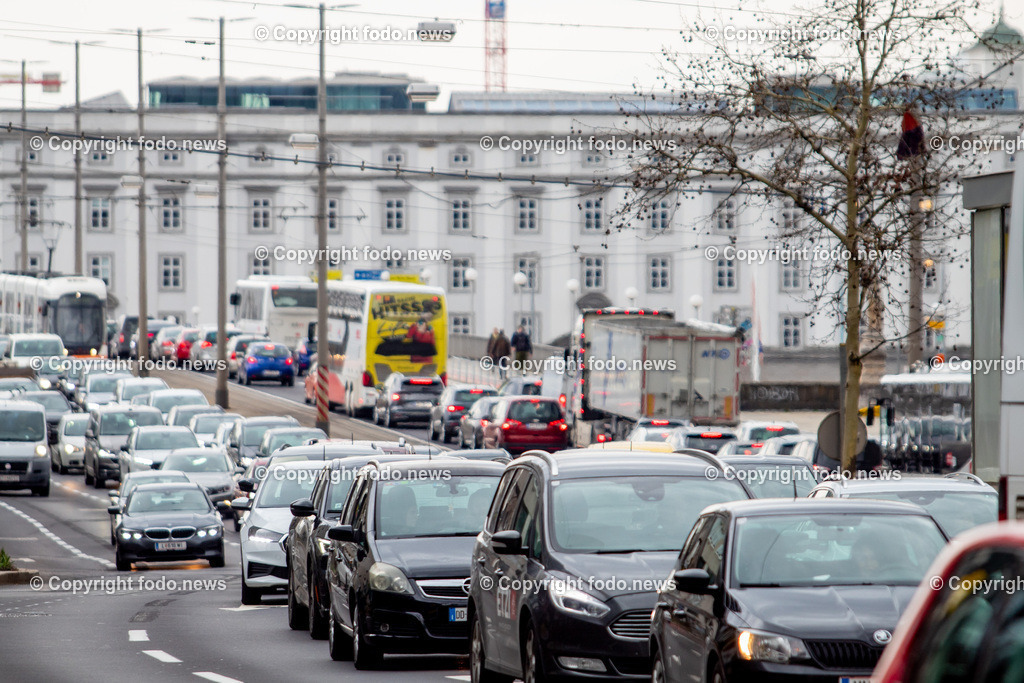 Linz_ Verkehr_ 01.04.2025-8 | 01.04.2025, LINZ, AUT, im Bild Themenbild, Verkehr, Stau, KFZ, Bruecke, B129, Schild, Nibelungenbruecke, Auto, Strassenbahn, Haltestelle, Fahrgaeste, Bus, Oeffentlicher Verkehr