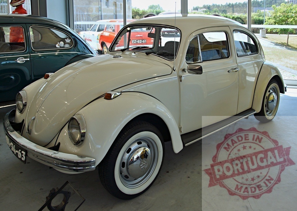 Classic White Volkswagen Beetle in Showroom Display | Vintage Volkswagen Beetle showcased in a bright car showroom - Realisiert mit Pictrs.com