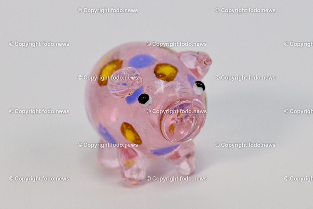 Gluecksbringer_ Silvester_ 27.12.2024-5 | 27.12.2024, Linz, AUT, Linz, Themenbilder im Bild Gluecksbringer, Glücksbringer, Gluecksymbole, Glücksymbole, Neujahr, Schwein, Pilz, Schwammerl, Rauchfangkehrer, Silvester, Jahreswechsel, Neujahr, Deko, Dekoration, Festlichkeit, Glückwunsch, Jahresbeginn, Party, Glueck, Tradition, Figur