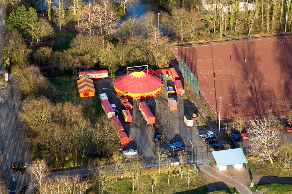 Luftbild: Circus Weisheit am Sportplatz in Kandel im Bundesland Rheinland-Pfalz in Deutschland. Foto: IMG_9821.jpg vom 18.03.2008 durch Werner Riehm/FLY-FOTO.de