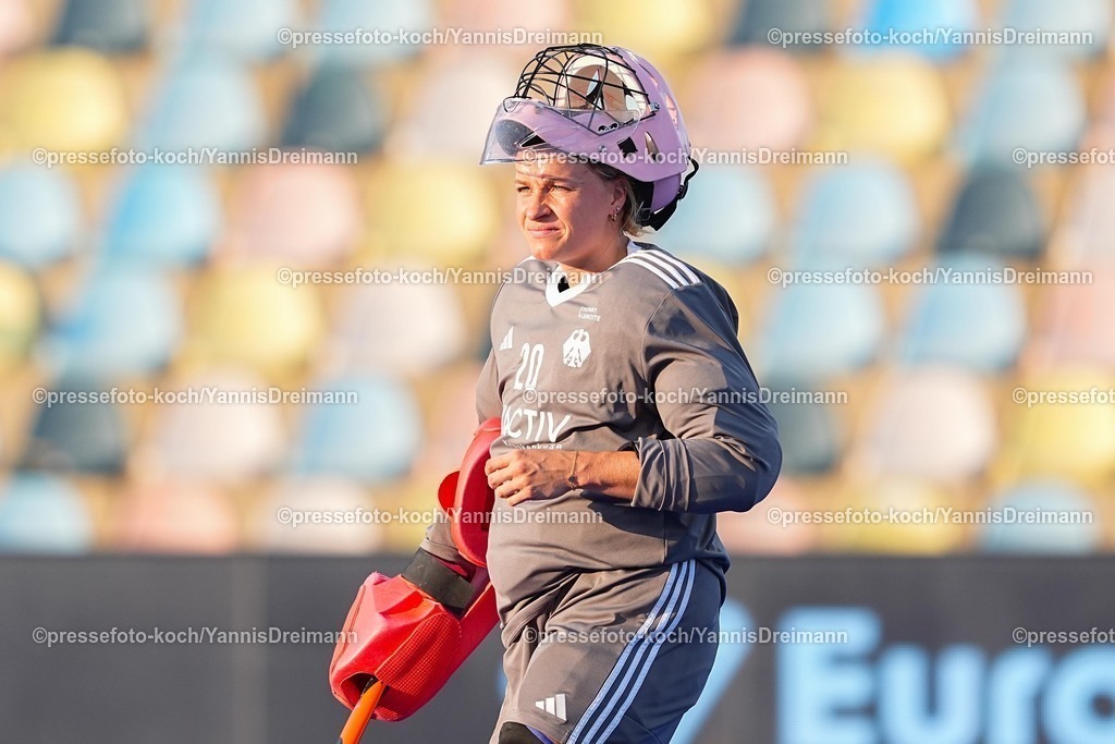 xydrx15082504018 | 15.08.2025, xydrx, Frauen EuroHockey Championship 2025, Halbfinale, Belgien - Deutschland, Sparkassenpark Mönchengladbach: Janneke Schopman (Cheftrainer Deutsche Feldhockey Nationalmannschaft)