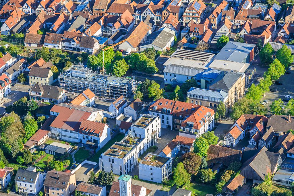 Luftbild: Baustelle für Neubau einer Mensa an der Ludwig-Riedinger-Grundschule in Kandel im Bundesland Rheinland-Pfalz in Deutschland.Foto: IMG_155021.jpg vom 24.04.2026 durch Werner Riehm/FLY-FOTO.deAuflösung des Originals: 5851 x 3901 pxGrundschule Kandel | Ludwig-Riedinger-Grundschule in Kandel