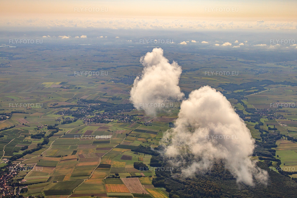 Vue aérienne: Vue vers le sud-est sous les nuages à Riedseltz dans le département Bas Rhin, France – .Photo: IMG_21020.jpg prise le 06/09/2009 par Werner Riehm/FLY-FOTO.eu – Résolution de l'original: 4752 x 3168 px