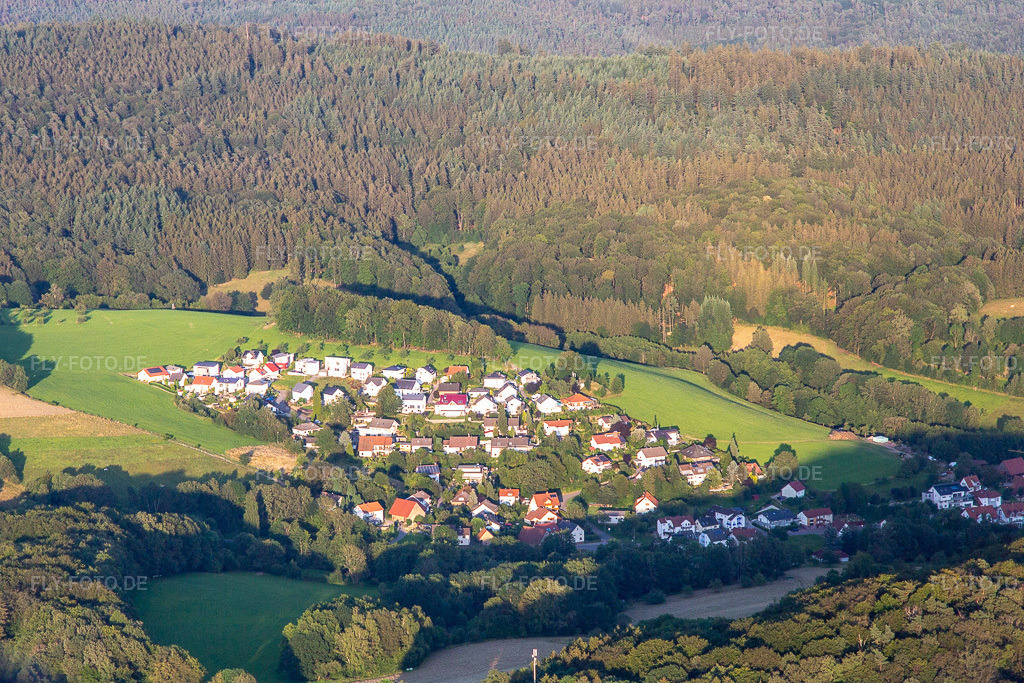 Luftbild: Ortsansicht von Westen im Ortsteil Unter-Abtsteinach in Abtsteinach im Bundesland Hessen in Deutschland. Foto: IMG_142624.jpg vom 18.07.2024 durch Werner Riehm/FLY-FOTO.de