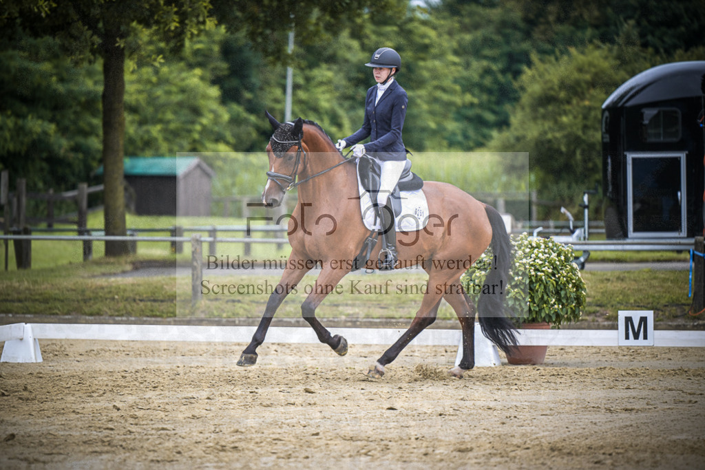 DOS_3757 | Entdecke hochwertige Reitturnierfotos von Foto Oger. Professionell, emotional und authentisch – jetzt Lieblingsmomente im Shop bestellen.Deutschlandweite Turnierfotografie. - Realisiert mit Pictrs.com